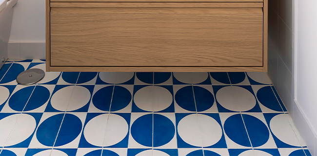 blue-white-geometric-cement-tiles-bathroom-floor